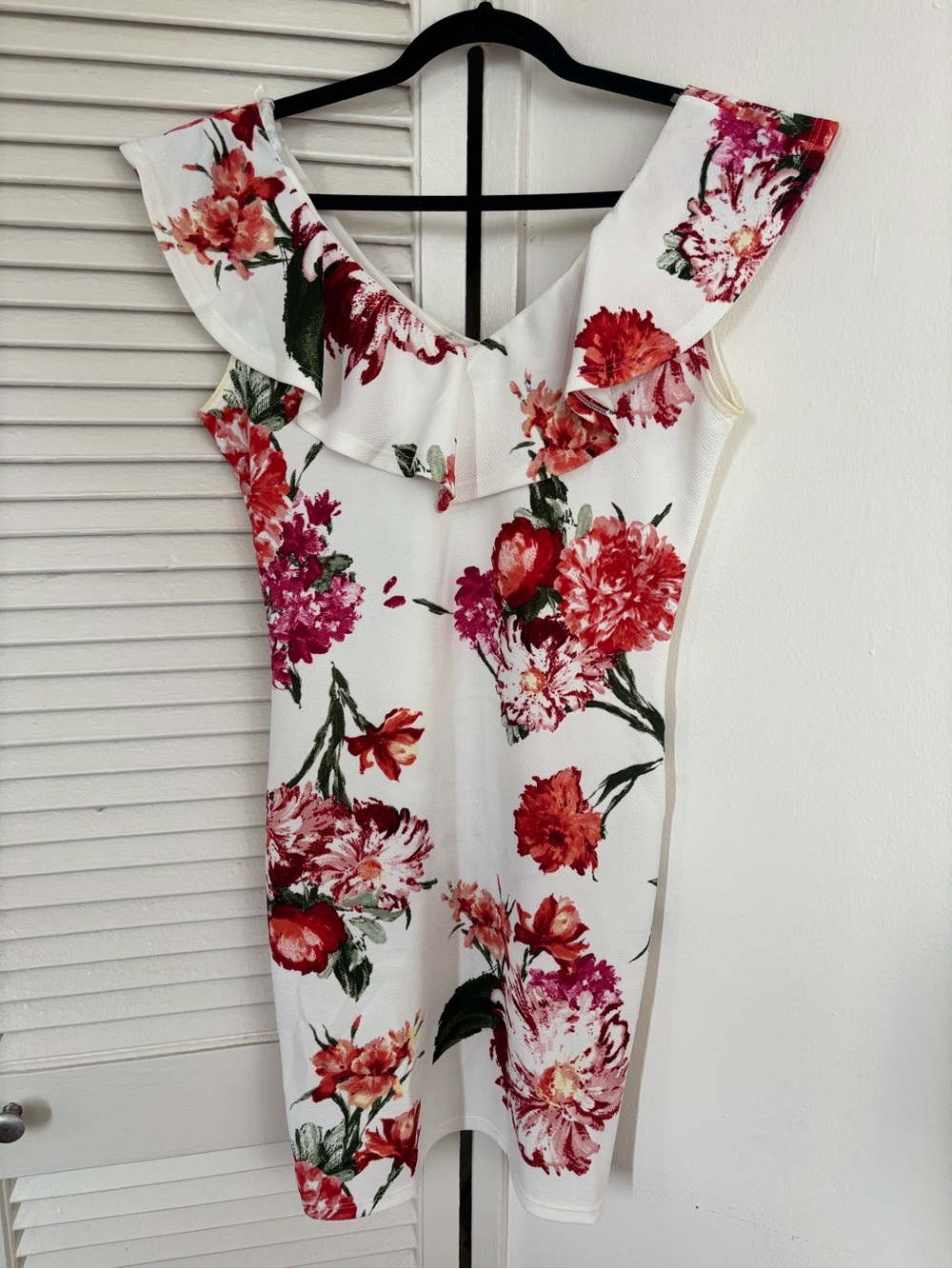Suzy Shier White Floral Ruffle Neck Dress